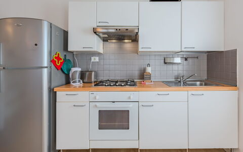 Riva Olive: Küchengerät, Küche, Countertop, Major Appliance, Cabinetry, Spüle, Interior Design, Herd, Flooring, Holz