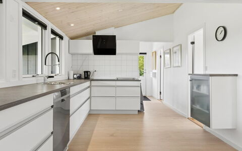 Jügen - 600M to the Fjord: Küche, Flooring, Countertop, Holz, Interior Design, Cabinetry, Fussboden, Küchengerät, Decke, Möbel