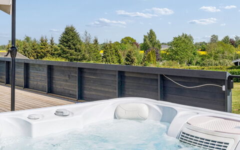 Jügen - 600M to the Fjord: Badewanne, Möbel, Flooring, Armatur, Fussboden, Verbundwerkstoff, Schwimmbad, Jacuzzi, Gartenmöbel