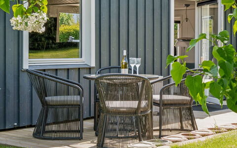 Jügen - 600M to the Fjord: Gartenmöbel, Möbel, Tisch Im Freien, Stuhl, Veranda, Garten, Terrasse, Schatten, Blumentopf, Hinterhof