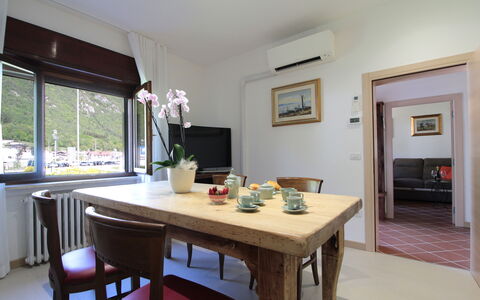 House Angy: Möbel, Interior Design, Flooring, Holz, Tabelle, Küche & Esszimmer Tisch, Decke, Zimmer, Esszimmer, Fussboden