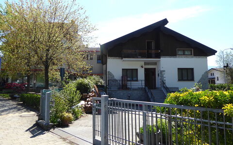 House Angy: Gebäude, Wohngebiet, Haus, Nachbarschaft, Strauch, Zuhause, Menschliche Siedlung, Hütte, Vorort