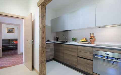 House Angy: Countertop, Küche, Flooring, Interior Design, Möbel, Wand, Holz, Fussboden, Cabinetry, Küchengerät