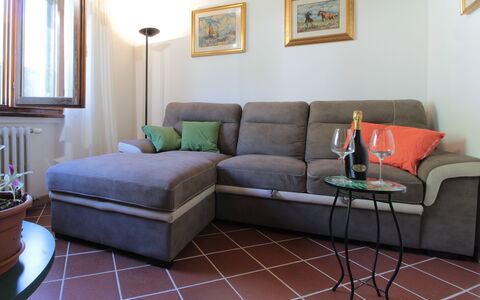 House Angy: Möbel, Flooring, Fussboden, Interior Design, Couch, Wohnzimmer, Zuhause, Zimmer, Wohnung