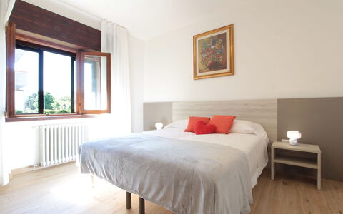 House Angy: Bett, Interior Design, Möbel, Schlafzimmer, Wand, Flooring, Bettdecke, Bedding, Fussboden, Holz