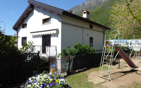 House Angy: Haus, Zuhause, Dach, Hütte, Tür, Veranda, Schatten, Garten, Balkon, Bauernhaus