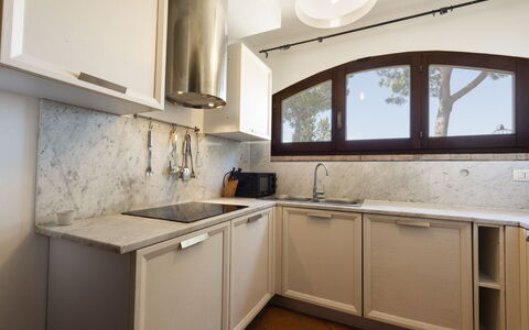 Villa Quintino: Küche, Countertop, Interior Design, Spüle, Holz, Flooring, Küchengerät, Sinken, Möbel, Major Appliance