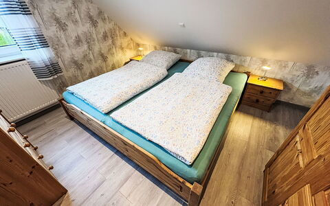 Fecht: Holz, Schlafzimmer, Flooring, Fussboden, Bett, Bettdecke, Bedding, Bettrahmen, Möbel, Holzboden