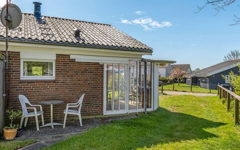 Wrange - 100M to the Fjord: Strauch, Haus, Wohngebiet, Zuhause, Garten, Schatten, Garten, Hof, Blumentopf