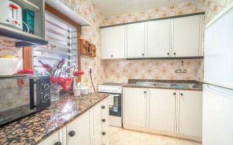 Cas Bufador: Küche, Major Appliance, Küchengerät, Countertop, Flooring, Interior Design, Holz, Cabinetry, Fussboden, Herd