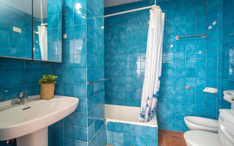 Cas Bufador: Blau, Flooring, Badezimmer, Armatur, Interior Design, Fussboden, Fliese, Bad Sink, Installation, Zapfhahn
