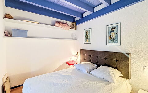Ploemel 102: Bett, Möbel, Interior Design, Schlafzimmer, Bedding, Wand, Bettdecke, Fussboden, Flooring, Zimmer