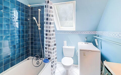 Ploemel 102: Blau, Badezimmer, Armatur, Flooring, Fussboden, Badewanne, Toilette, Interior Design, Installation, Fliese