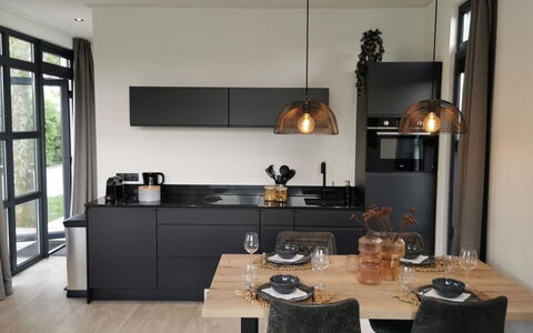 De Witte Parel: Küche, Countertop, Interior Design, Möbel, Light Fixture, Flooring, Decke, Beleuchtung, Küchengerät, Cabinetry