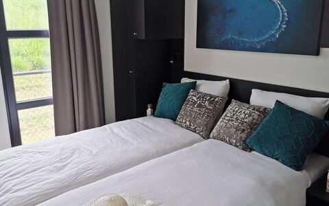 De Witte Parel: Bett, Bedding, Möbel, Interior Design, Schlafzimmer, Bettdecke, Kissen, Fussboden, Linens, Zimmer