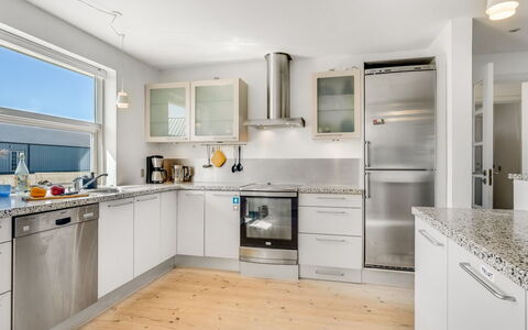 Grita - 100M to the Fjord: Küche, Küchengerät, Countertop, Major Appliance, Flooring, Cabinetry, Interior Design, Decke, Haushaltsgerät, Möbel