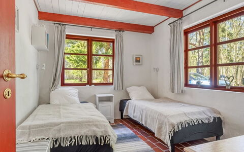 Jooseppi - 4.8Km from the Sea: Möbel, Interior Design, Wand, Fussboden, Flooring, Holz, Bett, Schlafzimmer, Decke, Zimmer