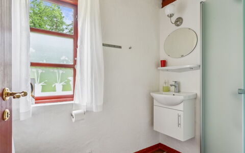 Jooseppi - 4.8Km from the Sea: Wand, Armatur, Bad Sink, Holz, Badezimmer, Flooring, Sinken, Interior Design, Fussboden, Toilette