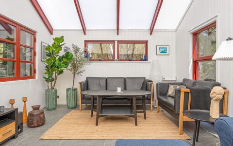 Jooseppi - 4.8Km from the Sea: Möbel, Interior Design, Flooring, Couch, Fussboden, Holz, Decke, Wohnzimmer, Zimmer, Tabelle