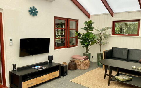 Jooseppi - 4.8Km from the Sea: Möbel, Interior Design, Wand, Flooring, Holz, Decke, Fussboden, Zimmer, Beleuchtung, Wohnzimmer