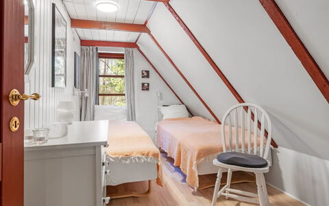 Jooseppi - 4.8Km from the Sea: Interior Design, Möbel, Flooring, Holz, Schlafzimmer, Fussboden, Bett, Decke, Zimmer, Zuhause