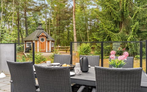 Jooseppi - 4.8Km from the Sea: Möbel, Stuhl, Gartenmöbel, Tabelle, Garten, Küche & Esszimmer Tisch, Tisch Im Freien, Terrasse, Blumentopf, Zimmerpflanze