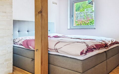 Maria: Holz, Flooring, Möbel, Schlafzimmer, Bett, Interior Design, Fussboden, Zimmer, Bedding, Bettrahmen