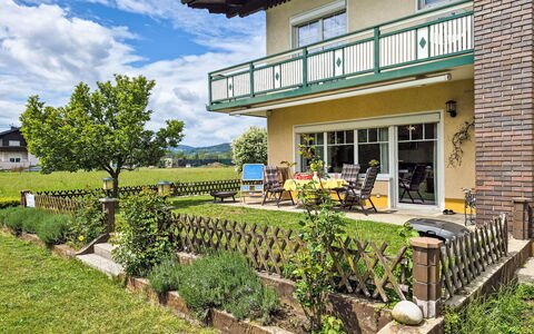 Haus Kühnsdorf: Haus, Strauch, Wohngebiet, Zuhause, Balkon, Garten, Hütte, Estate, Veranda