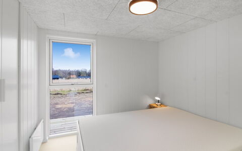 Junis - 900M from the Sea: Holz, Decke, Hartholz, Schlafzimmer, Daylighting, Light Fixture, Design, Holzbeize, Planke, Gips