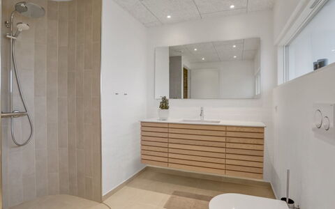 Eicke - 20M from the Sea: Flooring, Interior Design, Fussboden, Wand, Armatur, Holz, Badezimmerschrank, Decke, Badezimmer, Sinken