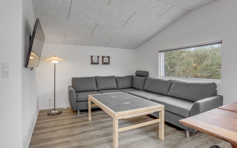 Eicke - 20M from the Sea: Holz, Flooring, Decke, Möbel, Interior Design, Fussboden, Couch, Zimmer, Wohnzimmer