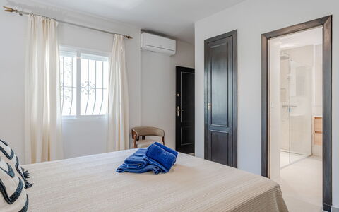 Preciados: Möbel, Interior Design, Holz, Flooring, Fussboden, Bett, Schlafzimmer, Zimmer, Decke, Fensterabdeckung