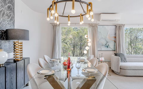 Preciados: Möbel, Interior Design, Light Fixture, Decke, Leuchter, Tabelle, Esszimmer, Küche & Esszimmer Tisch, Stuhl, Beleuchtung
