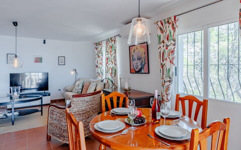 Preciados: Möbel, Interior Design, Flooring, Zimmer, Fussboden, Decke, Zuhause, Stuhl, Wohnung, Küche & Esszimmer Tisch