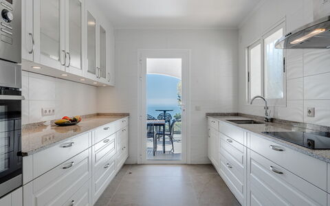 Preciados: Küche, Countertop, Cabinetry, Flooring, Möbel, Holz, Interior Design, Küchengerät, Fussboden, Schublade
