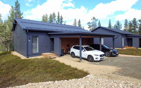 Saariselän Aavahelmi a: Garage, Hütte, Abstellgleis, Luxus-Fahrzeug, Auffahrt, Gartenbauten, Schuppen, Garagentor