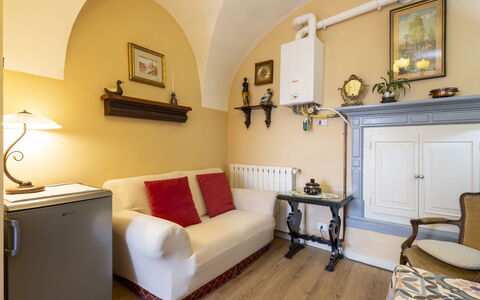 La Quiete: Möbel, Interior Design, Wand, Flooring, Holz, Fussboden, Zimmer, Wohnzimmer, Couch, Beleuchtung