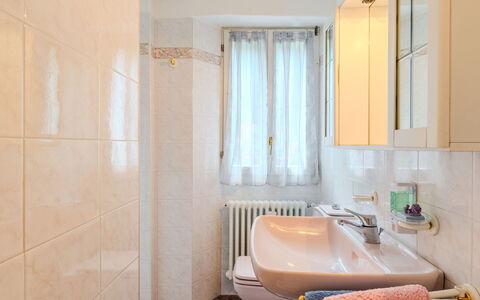 La Casetta di Lulù: Badezimmer, Armatur, Wand, Bad Sink, Flooring, Interior Design, Fussboden, Sinken, Zapfhahn, Installation