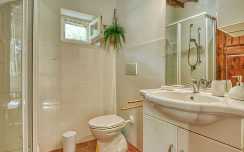 Villa the Horses: Bad Sink, Badezimmer, Interior Design, Armatur, Flooring, Holz, Fussboden, Sinken, Decke, Zapfhahn