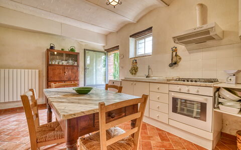Villa the Horses: Flooring, Möbel, Interior Design, Holz, Countertop, Küche, Cabinetry, Fussboden, Decke, Beleuchtung
