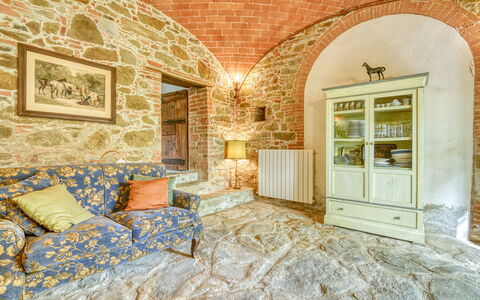 Villa the Horses: Möbel, Wand, Interior Design, Decke, Flooring, Fussboden, Beleuchtung, Zimmer, Couch, Wohnzimmer