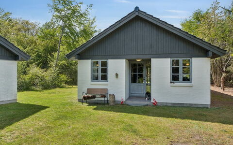Thorvor - 900M from the Sea: Gras, Dach, Haus, Hütte, Zuhause, Ländliches Gebiet, Gartenbauten, Rasen, Garten, Abstellgleis
