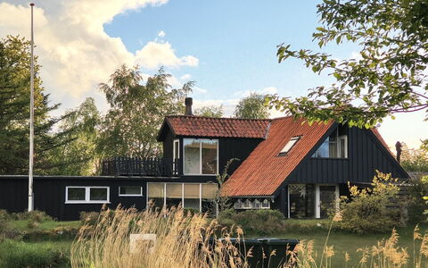 Arendine - 250M from the Sea: Gras, Haus, Zuhause, Dach, Hütte, Grundstueck, Ländliches Gebiet, Bauernhaus, Rasen, Abstellgleis