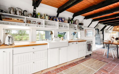Arendine - 250M from the Sea: Küche, Countertop, Möbel, Cabinetry, Interior Design, Flooring, Küchengerät, Holz, Major Appliance, Decke