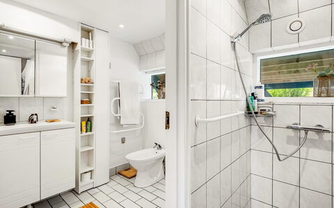 Arendine - 250M from the Sea: Flooring, Interior Design, Armatur, Fussboden, Fliese, Installation, Badezimmer, Zapfhahn, Badezimmerschrank, Toilette