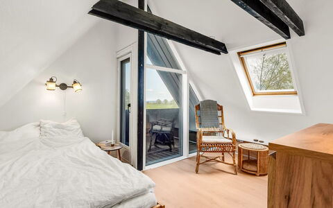 Arendine - 250M from the Sea: Holz, Möbel, Schlafzimmer, Decke, Flooring, Interior Design, Fussboden, Holzboden, Bett, Zuhause