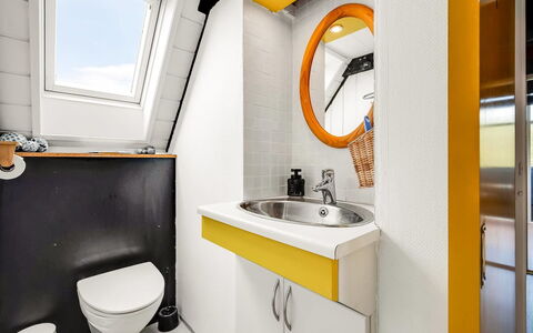 Arendine - 250M from the Sea: Fussboden, Armatur, Fliese, Installation, Badezimmer, Toilette