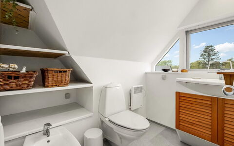 Arendine - 250M from the Sea: Flooring, Armatur, Interior Design, Fussboden, Holz, Toilette, Badezimmer, Sinken, Badezimmerschrank, Zapfhahn