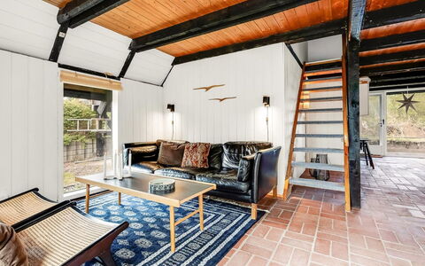 Arendine - 250M from the Sea: Holz, Flooring, Möbel, Fussboden, Interior Design, Decke, Holzboden, Hartholz, Stuhl, Wohnzimmer