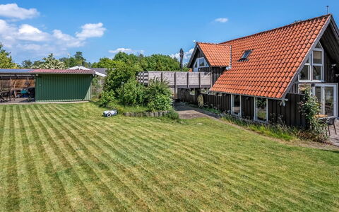 Arendine - 250M from the Sea: Gras, Dach, Haus, Zuhause, Hütte, Landschaft, Wohngebiet, Grundstueck, Ländliches Gebiet, Einfach
